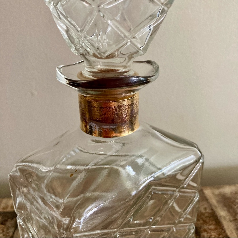 Mid-Century Glass Decanter with Diamond Pattern - Picture 14 of 14
